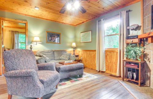 Whittier House | Charming Fox Den Cabin in Whittier with Hot Tub!