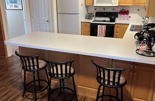 Heath House | Charming gated 2BR2bath Guest House in Heath, kid &pet friendly +long term stays