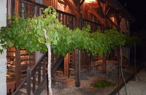 Montreal Cottage | CHARMING GITE IN THE VINES WITH LARGE PRIVATE POOL