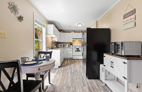 Marshall Cottage | Charming Guest House – 1BR + Sleeping Nook, Full Kitchen, Gazebo, & Boat Parking