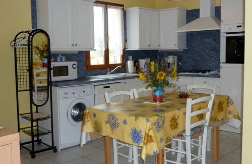 Saint-Meard-de-Drone Cottage | Charming house with terrace, enclosed garden, and pets allowed