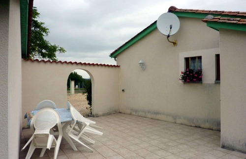 Saint-Meard-de-Drone Cottage | Charming house with terrace, enclosed garden, and pets allowed