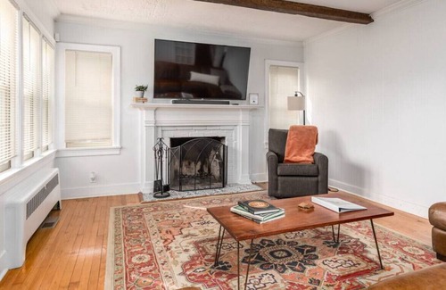 New Albany House | Charming Historic Cottage minutes from LOU!