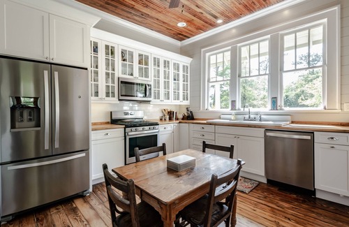 Venetia House | Charming, historic riverfront lodge on 7 wooded acres with 6 bedrooms