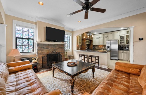 Oak Lawn House | Charming Historic Yellow House in Gated Community - Perfect Dallas Getaway