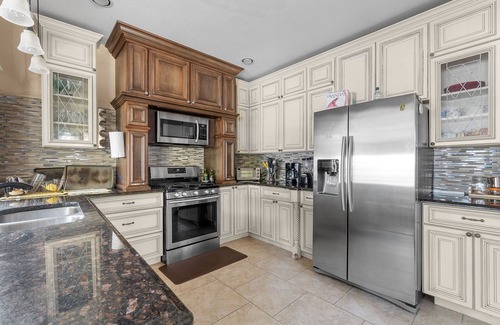 Oak Lawn House | Charming Historic Yellow House in Gated Community - Perfect Dallas Getaway