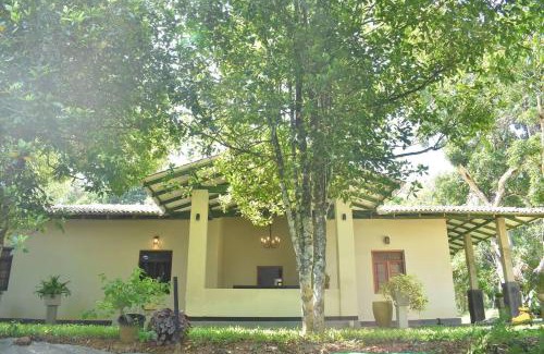 Ambalangoda Villa | Charming & historical 3-Bed Bungalow in Hikkaduwa