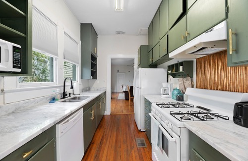 Mobile House | Charming Home Near Mardi Gras with EV Charger