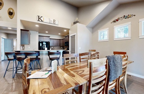 Deer Park House | Charming Home with a Private Hot Tub, SHARC Passes, Fast WiFi, and Central AC