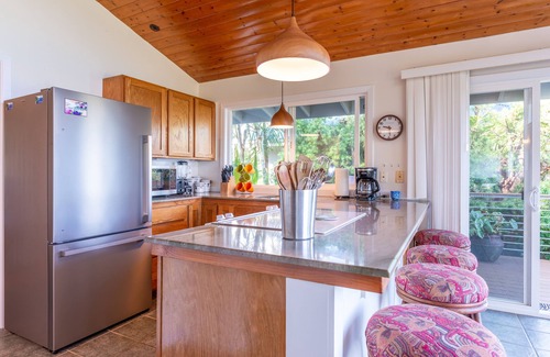 Kukuihaele House | Charming home with balcony, washer/dryer & free WiFi – stunning ocean views