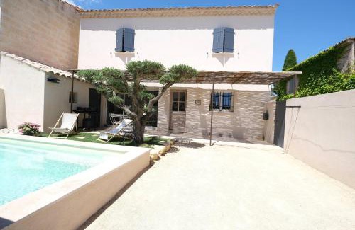 Aureille Villa | charming house with private pool in the heart of the village of aureille in the alpilles, 6 people.