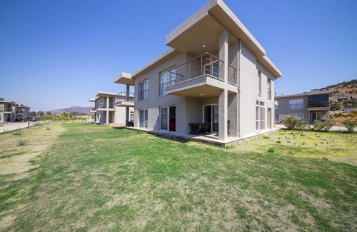 Milas Villa | Charming House with Shared Pool in Milas