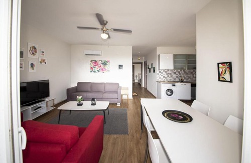 Milas Villa | Charming House with Shared Pool in Milas