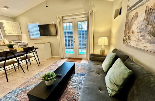 Old Northwood Historic District Villa | CHARMING INDEPENDENT GUEST HOUSE