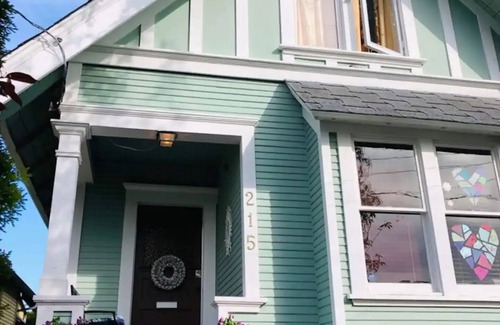 James Bay House | Charming James Bay Guesthouse by Fisherman's Wharf