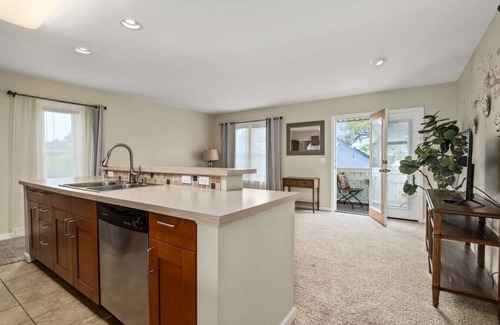 South Park Apartment | Charming Junipera One Bdrm in great location! (B)