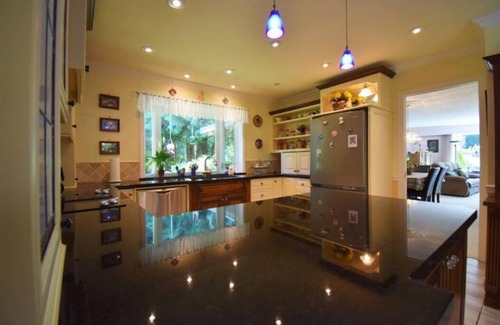 Langley House | Charming Lake side Rancher, peaceful paradise