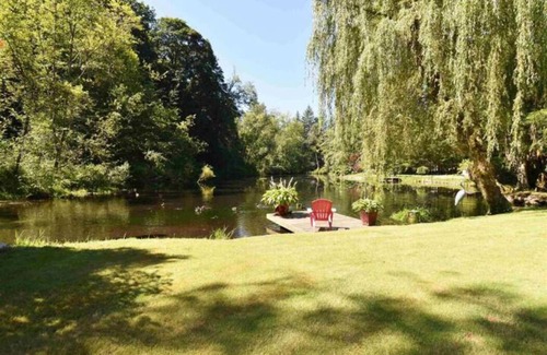 Langley House | Charming Lake side Rancher, peaceful paradise