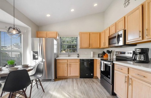 Indian Point House | Charming Lake-View 4- Bedroom House with Private Pool and Jacuzzi