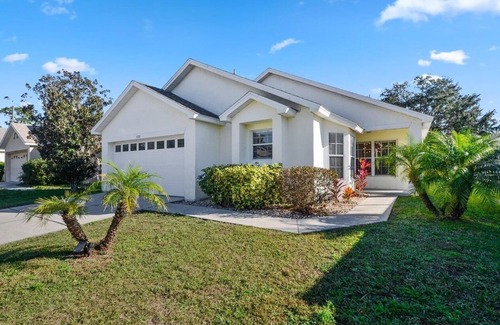 Indian Point House | Charming Lake-View 4- Bedroom House with Private Pool and Jacuzzi