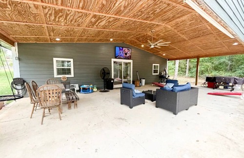 Cullman Cabin | Charming Lakefront Cabin