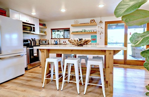 Fayetteville House | Charming Lakefront Home~Hot Tub~Firepit~Lg Covered Deck