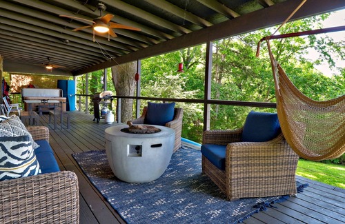 Fayetteville House | Charming Lakefront Home~Hot Tub~Firepit~Lg Covered Deck