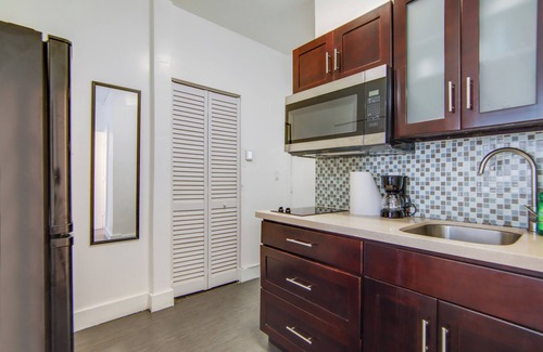 Flamingo/Lummus Apartment | Charming Large Studio Near Ocean Dr - South Beach