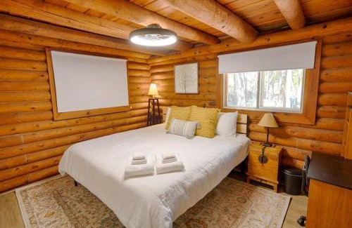Pinetop-Lakeside House | Charming Log Cabin in Tall Pines with Fire Pit Near Trails & Lake