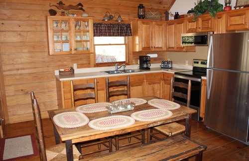 Bryson City Cabin | CHARMING LOG CABIN.Views.Secluded.Hot Tub.Game Room.Fire Pit.Close to Town
