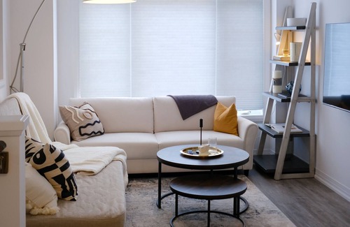 Hamilton House | Charming newly-built retreat, minutes to beachfront!