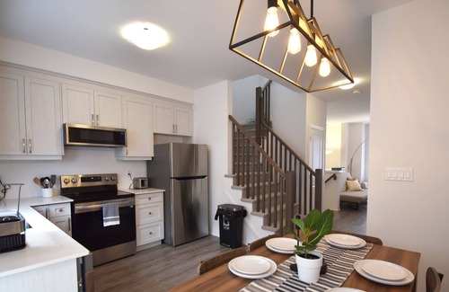 Hamilton House | Charming newly-built retreat, minutes to beachfront!