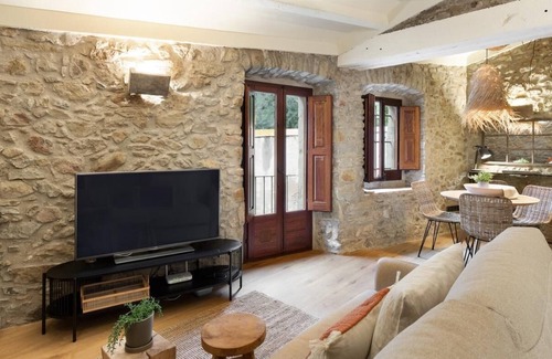 Jafre Cottage | Charming old stone barn. 12kms to Costa Brava beaches