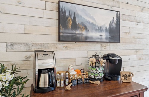 Show Low House | Charming Pines Cabin/Fireplace + BBQ Retreat