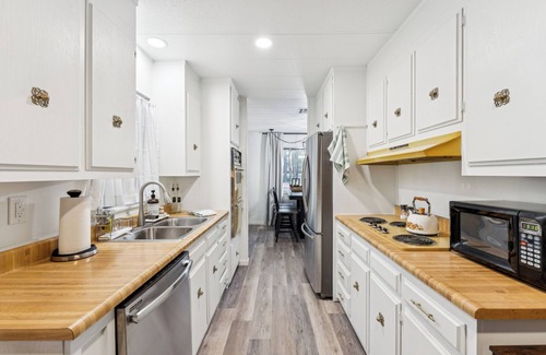 Show Low House | Charming Pines Cabin/Fireplace + BBQ Retreat
