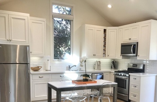 Oak Knoll - Redwood Park Cottage | Charming Private Garden Cottage in Mount Carmel, Redwood City
