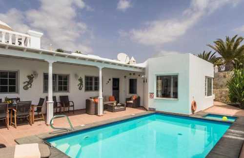 Puerto del Carmen Villa | Charming Puerto Del Carmen Villa 4 Bedrooms Villa Tarez Private Pool & Close To The Old Town