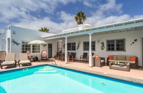 Puerto del Carmen Villa | Charming Puerto Del Carmen Villa 4 Bedrooms Villa Tarez Private Pool & Close To The Old Town