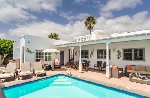 Puerto del Carmen Villa | Charming Puerto Del Carmen Villa 4 Bedrooms Villa Tarez Private Pool & Close To The Old Town