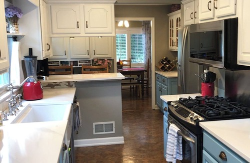 Homecroft House | Charming, quaint 2 bed/1BA bungalow 15 minutes from downtown Indy