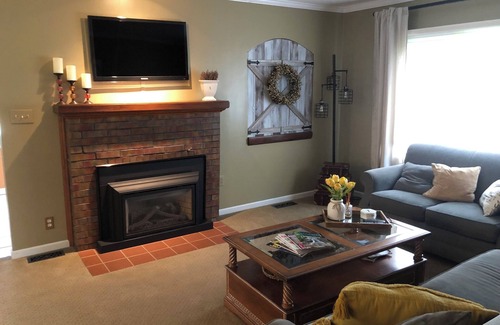 Homecroft House | Charming, quaint 2 bed/1BA bungalow 15 minutes from downtown Indy