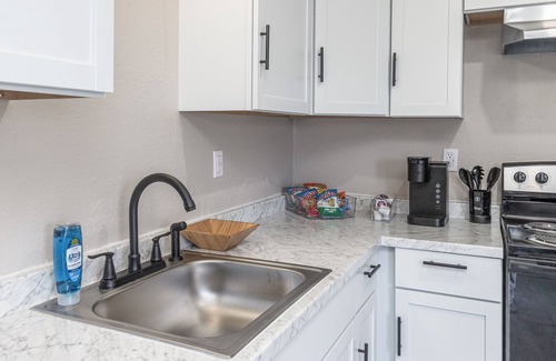 St. Robert House | Charming Renovated 2 Bedroom Townhome LESS THAN 10 mins from FLW Main Gate