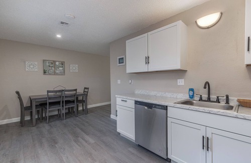 St. Robert House | Charming Renovated 2 Bedroom Townhome LESS THAN 10 mins from FLW Main Gate