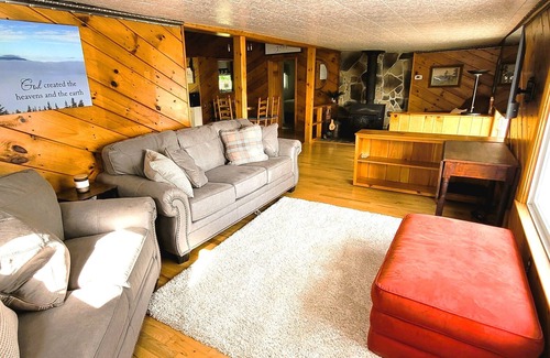 Salunga House | Charming Riverfront Cottage with Amazing Views