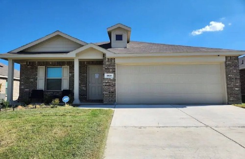 Hutchins House | Charming room within a 3 br home near Dallas with AC and WiFi for a cozy stay