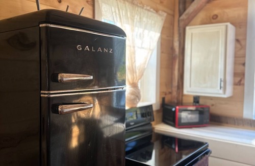 Riceville Cabin | Charming rustic modern 2-bedroom cabin farm stay, privacy & close to town!