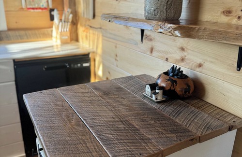 Riceville Cabin | Charming rustic modern 2-bedroom cabin farm stay, privacy & close to town!