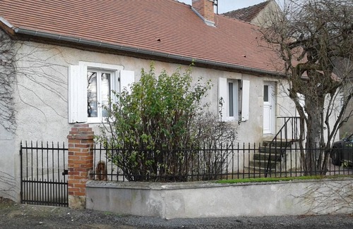 Brout-Vernet Cottage | Charming Scandinavian-Style Home with Private Courtyard, Fireplace, and Terrace Near River