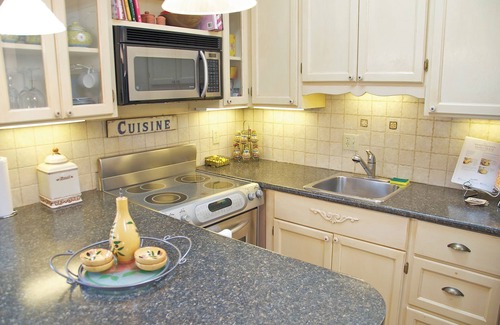 Historic Old Town Cottage | Charming self-contained guest cottage in Old Town Niagara on the lake.