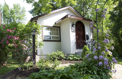 Historic Old Town Cottage | Charming self-contained guest cottage in Old Town Niagara on the lake.